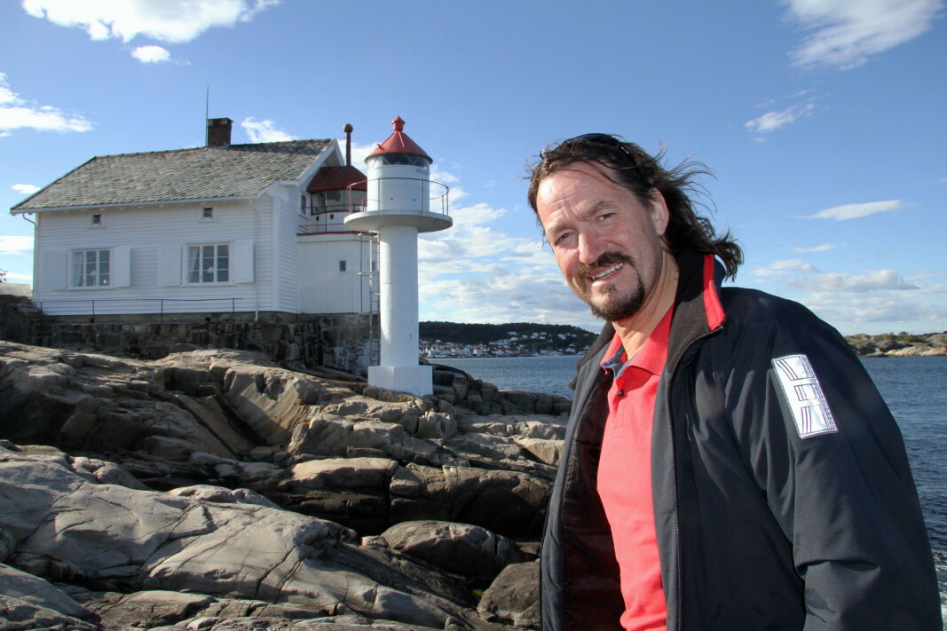Dag Eikeland på Stangholmen fyr, der det i tillegg til restaurant og bar, også arrangeres konserter i høysesongen. Risør skimtes i bakgrunnen.(Foto: Morten Holt) Dag Eikeland på Stangholmen fyr, der det i tillegg til restaurant og bar, også arrangeres konserter i høysesongen. Risør skimtes i bakgrunnen.(Foto: Morten Holt)