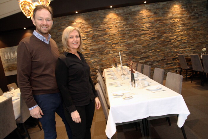 – Tidligere var vi et serveringssted ved veien, men nå er vi et sted folk reiser til; en destinasjon, sier Betty og Arne Udnesseter. (Foto: Morten Holt) – Tidligere var vi et serveringssted ved veien, men nå er vi et sted folk reiser til; en destinasjon, sier Betty og Arne Udnesseter. (Foto: Morten Holt)