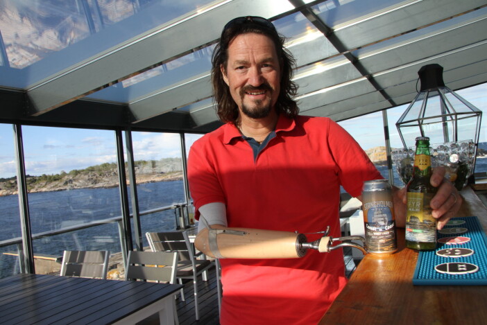 Stangholmen byr på sitt eget øl. Dag Eikeland produserer det selv – i USA. (Foto: Morten Holt) Stangholmen byr på sitt eget øl. Dag Eikeland produserer det selv – i USA. (Foto: Morten Holt)