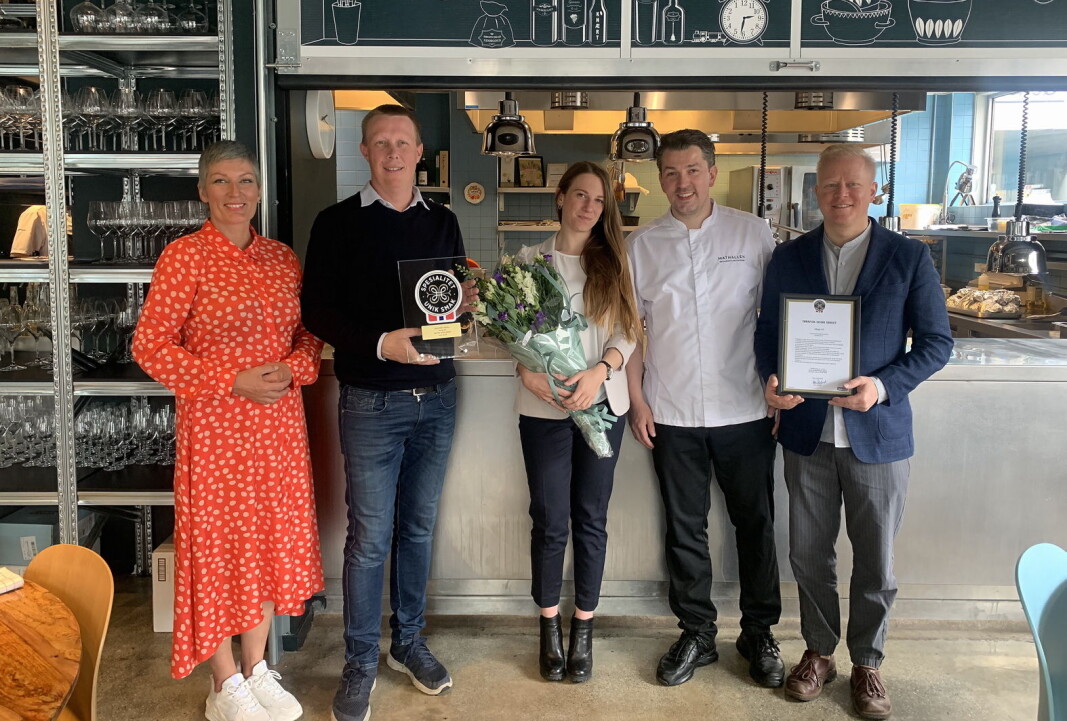 Marit Strand (fra venstre), Jonas Juselius, Lia Berti, Gunnar Jensen og Joackim Wikstrøm under utdelingen i Mathallen i Tromsø. (Foto: Matmerk) Marit Strand (fra venstre), Jonas Juselius, Lia Berti, Gunnar Jensen og Joackim Wikstrøm under utdelingen i Mathallen i Tromsø. (Foto: Matmerk)