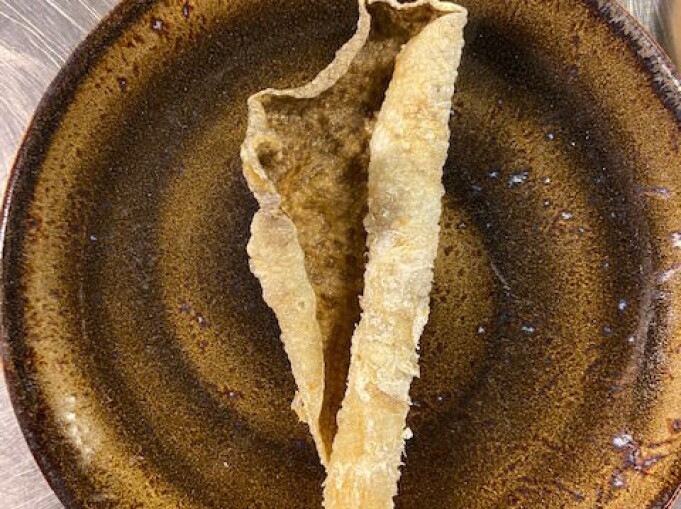 Fritert tørrfiskskinn på fat. (Foto: Matmerk) Fritert tørrfiskskinn på fat. (Foto: Matmerk)
