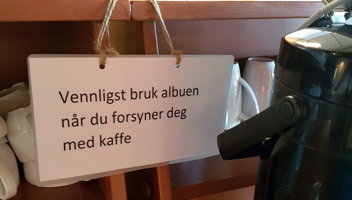 På Håholmen Havstuer blir gjestene bedt om å bruke albuen ved kaffemaskinen. (Foto: Heidi Fjelland) På Håholmen Havstuer blir gjestene bedt om å bruke albuen ved kaffemaskinen. (Foto: Heidi Fjelland)