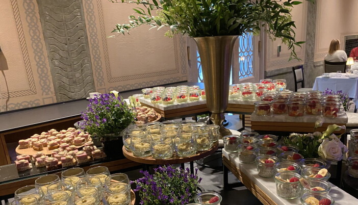 Du kan selv plukke småretter og desserter fra en egen stasjon. (Foto: Heidi Fjelland) Du kan selv plukke småretter og desserter fra en egen stasjon. (Foto: Heidi Fjelland)