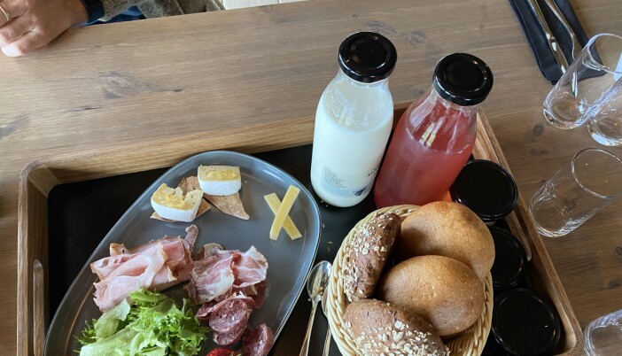 Frokostbrett, servert på Øyna Kulturlandskapshotell. Hotellet ble åpnet 12. juni 2020. (Foto: Morten Holt) Frokostbrett, servert på Øyna Kulturlandskapshotell. Hotellet ble åpnet 12. juni 2020. (Foto: Morten Holt)