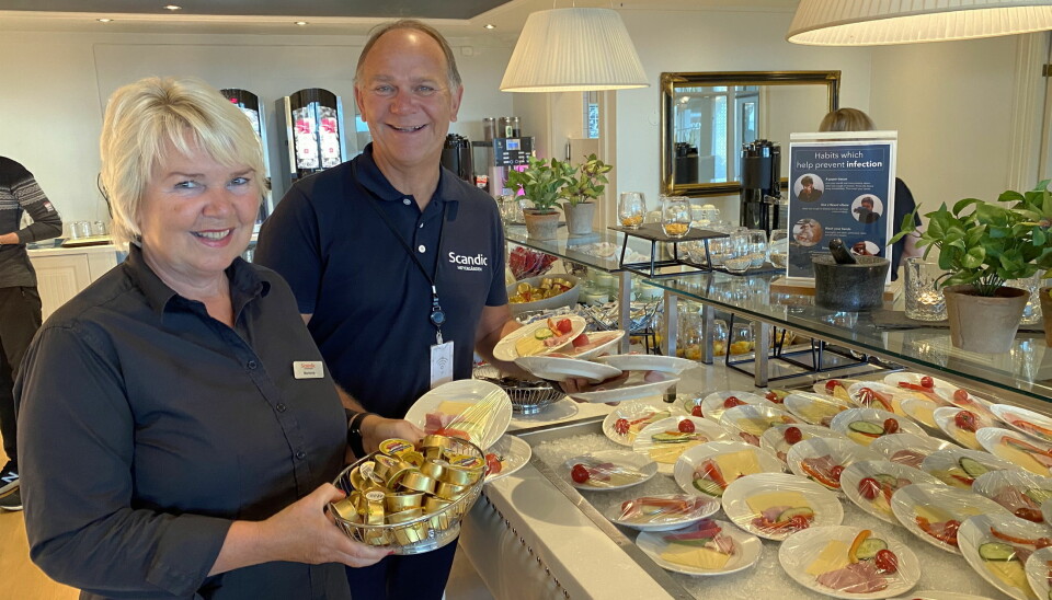 Korona-frokost på Scandic Meyergården i Mo i Rana. Frokostansvarlig Marianne Valberg sammen med hotelldirektør Ove Bromseth, som deltar aktivt rundt frokostserveringen. (Foto: Morten Holt)