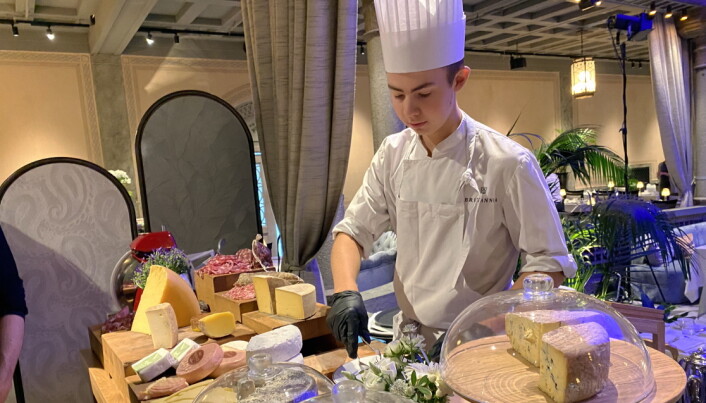 Tre betjente stasjoner på Britannia Hotel i Trondheim gjør sitt til at hotellfrokosten føles akkurat slik som før. (Foto: Morten Holt) Tre betjente stasjoner på Britannia Hotel i Trondheim gjør sitt til at hotellfrokosten føles akkurat slik som før. (Foto: Morten Holt)