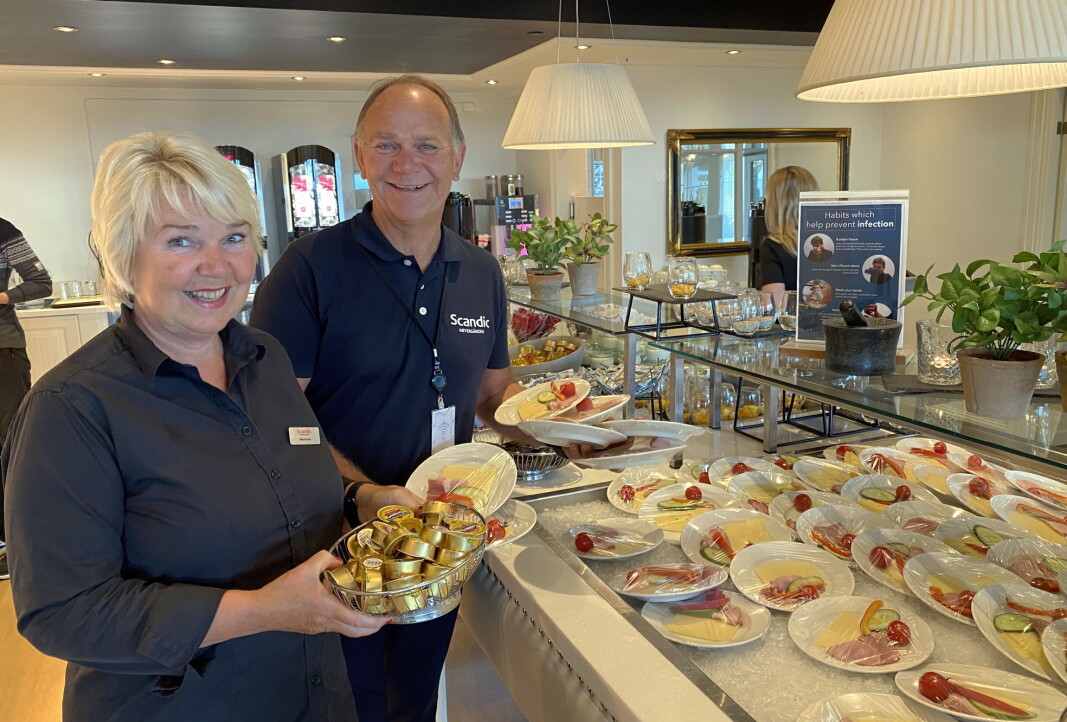 Korona-frokost på Scandic Meyergården Hotel i Mo i Rana. Frokostansvarlig Marianne Valberg sammen med hotelldirektør Ove Bromseth. (Foto: Morten Holt) Korona-frokost på Scandic Meyergården Hotel i Mo i Rana. Frokostansvarlig Marianne Valberg sammen med hotelldirektør Ove Bromseth. (Foto: Morten Holt)