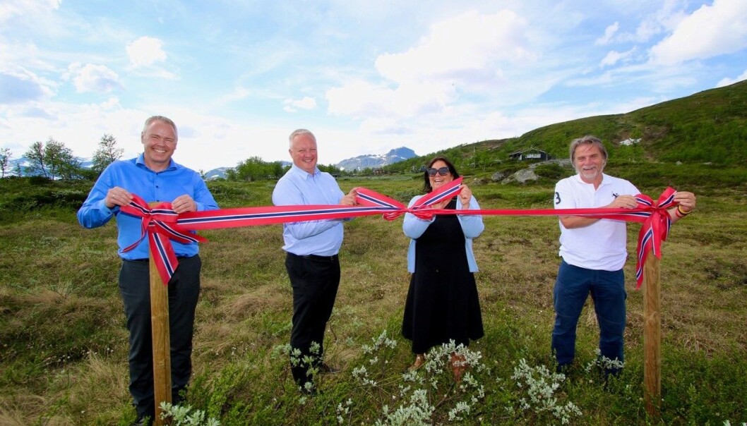 Både Beitostølen og sommer-Norge ble offisielt åpnet lørdag 20. juni i fjellandsbyen, der mange kjente profiler deltok i løpet av dagen, blant andre disse fire fra venstre;
direktør Atle Hovi, ordfører Odd Erik Holden, reiselivsdirektør Bente Bratland Holm og Bjarne Budal, leder for Beitostølen Utvikling. (Foto: DestinasjonsKirurgene) Både Beitostølen og sommer-Norge ble offisielt åpnet lørdag 20. juni i fjellandsbyen, der mange kjente profiler deltok i løpet av dagen, blant andre disse fire fra venstre;
direktør Atle Hovi, ordfører Odd Erik Holden, reiselivsdirektør Bente Bratland Holm og Bjarne Budal, leder for Beitostølen Utvikling. (Foto: DestinasjonsKirurgene)