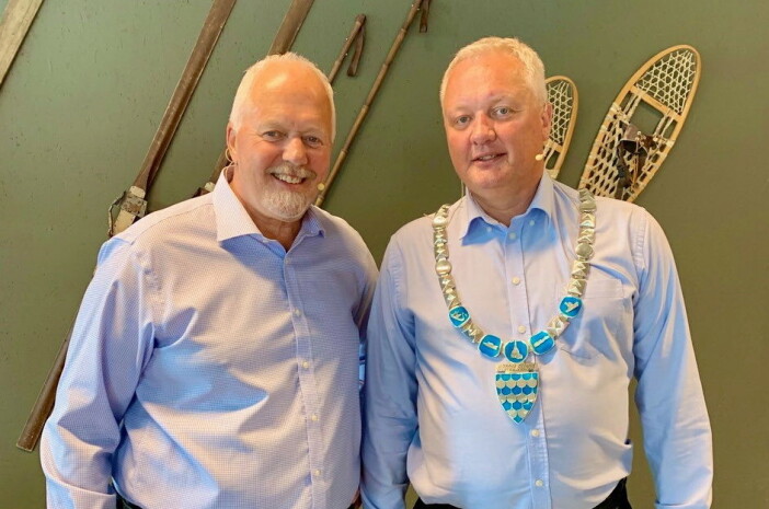 Ordfører Odd Erik Holden i Øystre Slidre, sammen med PR-strateg Bjørn B Jacobsen, prosjekansvarlig for BitihornGruppen. (Foto: DestinasjonsKirurgene) Ordfører Odd Erik Holden i Øystre Slidre, sammen med PR-strateg Bjørn B Jacobsen, prosjekansvarlig for BitihornGruppen. (Foto: DestinasjonsKirurgene)