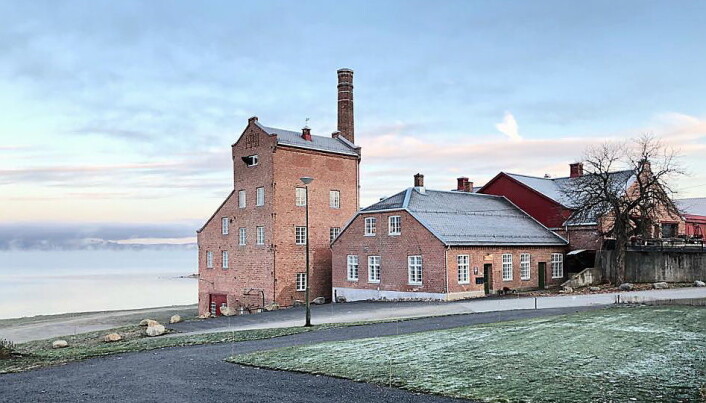 Atlungstad Brænderi ligger like ved Mjøsa. (Foto: Atlungstad) Atlungstad Brænderi ligger like ved Mjøsa. (Foto: Atlungstad)