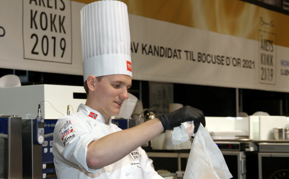 Håvard Werkland er siste vinneren av NM i kokkekunst. Her er han i aksjon i Årets kokk i 2019. Nå er NM i kokkekunst 2020 avlyst på grunn av koronapandemien. (Foto: Heidi Fjelland)