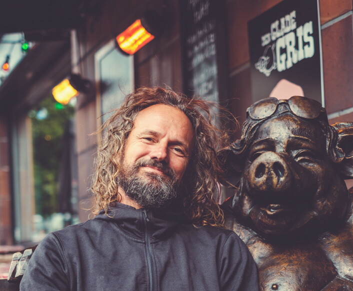 Kunstner Bård Gundersen og skulpturen. (Foto: Den Glade Gris) Kunstner Bård Gundersen og skulpturen. (Foto: Den Glade Gris)