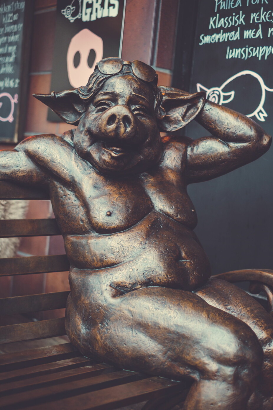 Skulptur i bronse plassert rett utenfor restauranten Den Glade Gris. (Foto: Den Glade Gris)