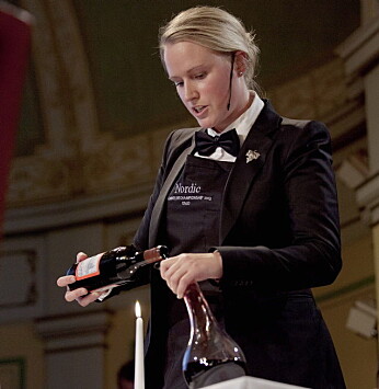 Heidi Iren Hansen i aksjon i Nordisk Mesterskap for sommelierer. (Foto: Norsk Vinkelnerforening) Heidi Iren Hansen i aksjon i Nordisk Mesterskap for sommelierer. (Foto: Norsk Vinkelnerforening)