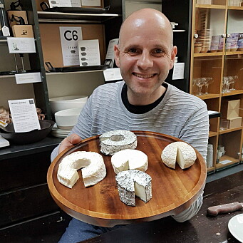 Bo Jensen med noen av sine oster. (Foto: Privat)