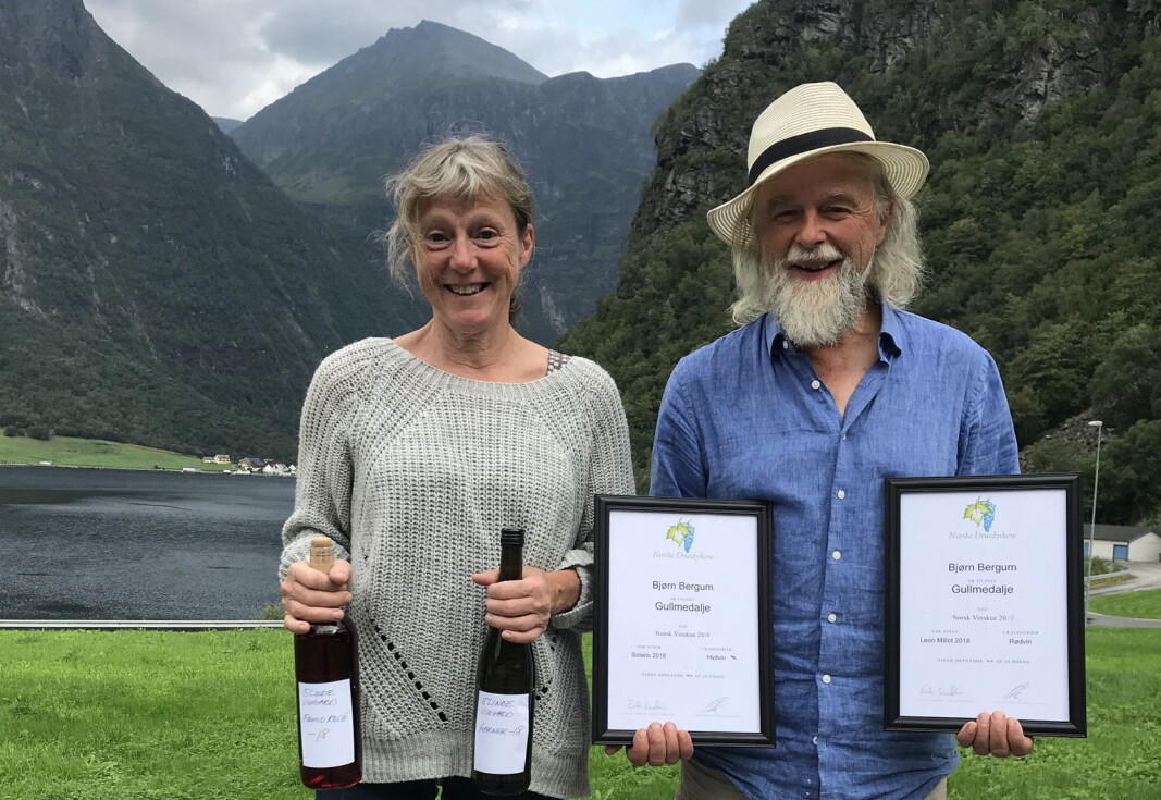 «Årets vinbonde»: Bjørn Bergum med kona Halldis Nedrebø. (Foto: Norsk Vinskue) «Årets vinbonde»: Bjørn Bergum med kona Halldis Nedrebø. (Foto: Norsk Vinskue)