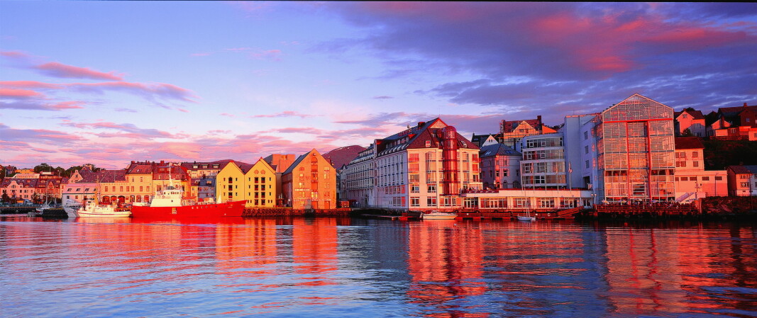 Thon Hotels overtar det tidligere Scandic-hotellet (det hvite bygget midt i bildet) i Ålesund. (Foto: Thon Hotels) Thon Hotels overtar det tidligere Scandic-hotellet (det hvite bygget midt i bildet) i Ålesund. (Foto: Thon Hotels)