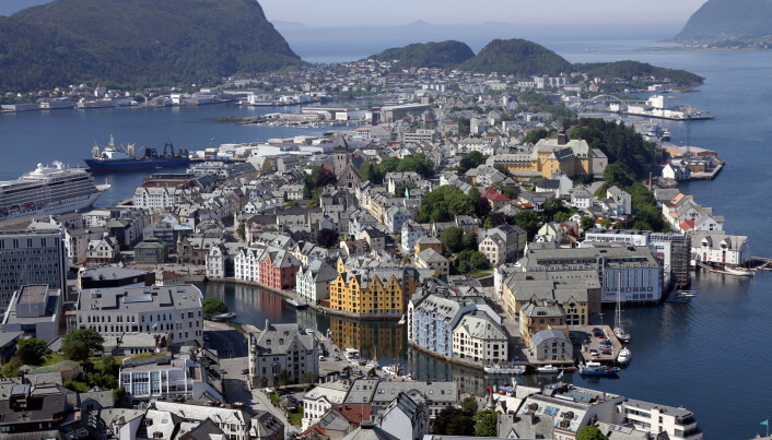 Thon Hotel Ålesund ligger helt nede ved havet til høyre i bildet. (Foto: Morten Holt) Thon Hotel Ålesund ligger helt nede ved havet til høyre i bildet. (Foto: Morten Holt)