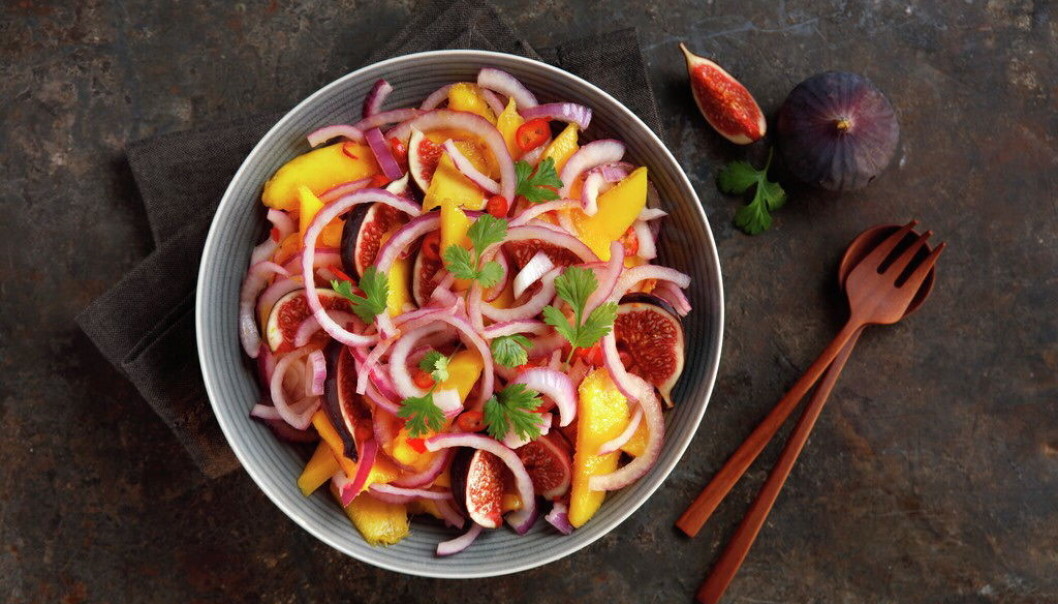 Rødløk og mangosalat er friskt og fargerikt tilbehør. (Foto: OFG) Rødløk og mangosalat er friskt og fargerikt tilbehør. (Foto: OFG)