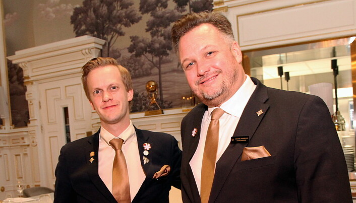 Hovedsommelier Henrik Dahl Jahnsen (til venstre) sammen med hotelldirektør Mikael Forselius. (Foto: Morten Holt)
