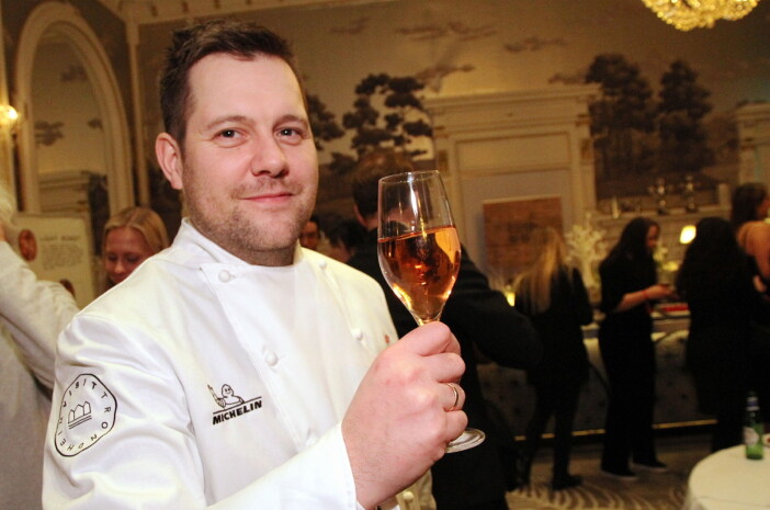 Kjøkkensjef Christopher W. Davidsen kunne ta seg en liten skål etter at Michelin-stjernen ble klar i februar i år. (Foto: Morten Holt) Kjøkkensjef Christopher W. Davidsen kunne ta seg en liten skål etter at Michelin-stjernen ble klar i februar i år. (Foto: Morten Holt)