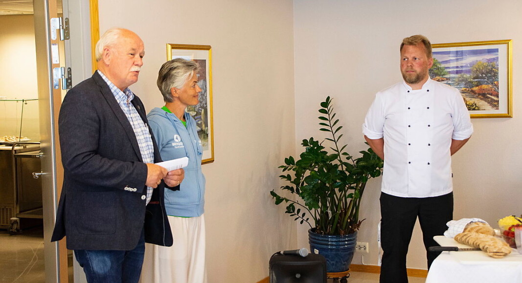 Landbruksdirektør Tore Bjørkli, daglig leder Aslaug Rustad og kjøkkensjef Bjørn Erik Vangen på Leksvik Helsetun. (Foto: Matriketmidt.no) Landbruksdirektør Tore Bjørkli, daglig leder Aslaug Rustad og kjøkkensjef Bjørn Erik Vangen på Leksvik Helsetun. (Foto: Matriketmidt.no)