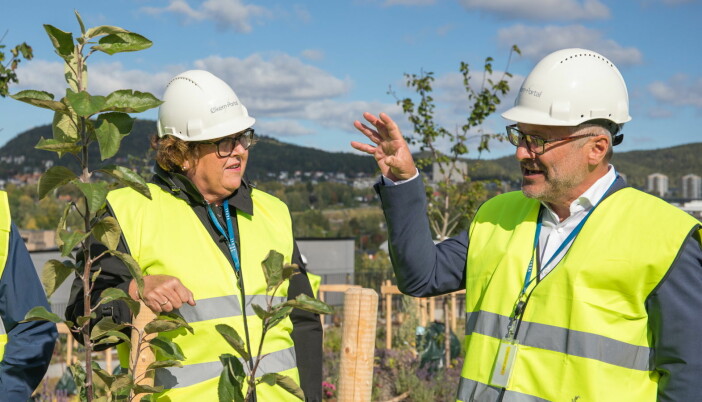 Landbruks- og matminister Olaug Bollestad sammen med administrerende direktør i Oslo Pensjonsforsikring, Åmund Lunde. (Foto: Økern Portal)