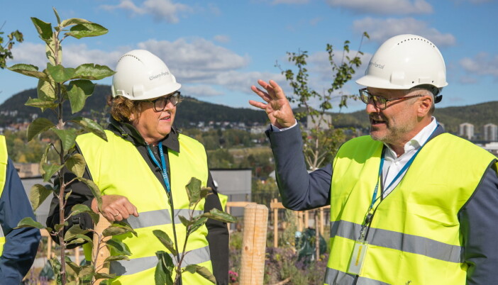 Landbruks- og matminister Olaug Bollestad sammen med administrerende direktør i Oslo Pensjonsforsikring, Åmund Lunde. (Foto: Økern Portal) Landbruks- og matminister Olaug Bollestad sammen med administrerende direktør i Oslo Pensjonsforsikring, Åmund Lunde. (Foto: Økern Portal)