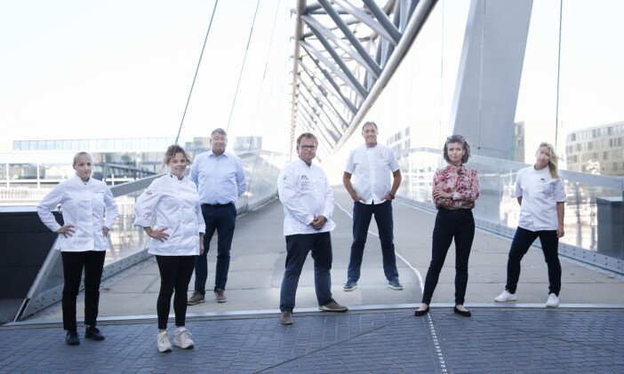 Ett av tre dommerpanel i årets delfinaler: Fra venstre Tonje Torvanger (Statholdergaarden), Eline Gulbrandsen (Det Kongelige Hoff), Einar Risvik (Nofima), Jørn Lie (Vaaghals, Gamle Raadhus – og Code restaurant), Gunnar Bakke (Daglig leder BKLF), Maj-Britt Aagaard (spiselandslaget.com), Tonje Holtungen (Sjokolade Salongen). (Foto: Det Norske Måltid/Kristin Austigard) Ett av tre dommerpanel i årets delfinaler: Fra venstre Tonje Torvanger (Statholdergaarden), Eline Gulbrandsen (Det Kongelige Hoff), Einar Risvik (Nofima), Jørn Lie (Vaaghals, Gamle Raadhus – og Code restaurant), Gunnar Bakke (Daglig leder BKLF), Maj-Britt Aagaard (spiselandslaget.com), Tonje Holtungen (Sjokolade Salongen). (Foto: Det Norske Måltid/Kristin Austigard)