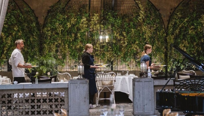 Det er klart for servering på Britannia Hotel. Elever fra Rosenborg ungdomsskole retter seg opp i ryggen og bærer tallerkener som profesjonelle servitører. De har lært av de beste. (Foto: Matriketmidt.no/Wil Lee Wright) Det er klart for servering på Britannia Hotel. Elever fra Rosenborg ungdomsskole retter seg opp i ryggen og bærer tallerkener som profesjonelle servitører. De har lært av de beste. (Foto: Matriketmidt.no/Wil Lee Wright)