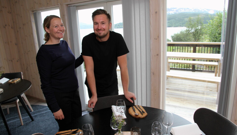 Gründerne i restauranten, der du har panoramautsikt utover fjorden. (Foto: Morten Holt)
