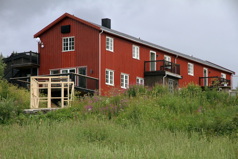 Restaurant- og overnattingsstedet sett fra sjøsiden. Drivhuset (til venstre) står nå ferdig. (Foto: Morten Holt)