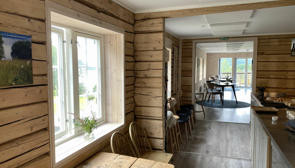 Det gamle nordlandshuset på Utskarpen Gård er blitt omgjort til en restaurant med panoramautsikt. (Foto: Morten Holt)