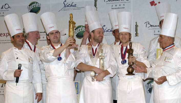 Faglig leder i Stiftelsen Norsk Gastronomi, Tom Victor Gausdal (midten) vant sølv i Bocuse d'Or i 2005. (Foto: Arkiv) Faglig leder i Stiftelsen Norsk Gastronomi, Tom Victor Gausdal (midten) vant sølv i Bocuse d'Or i 2005. (Foto: Arkiv)
