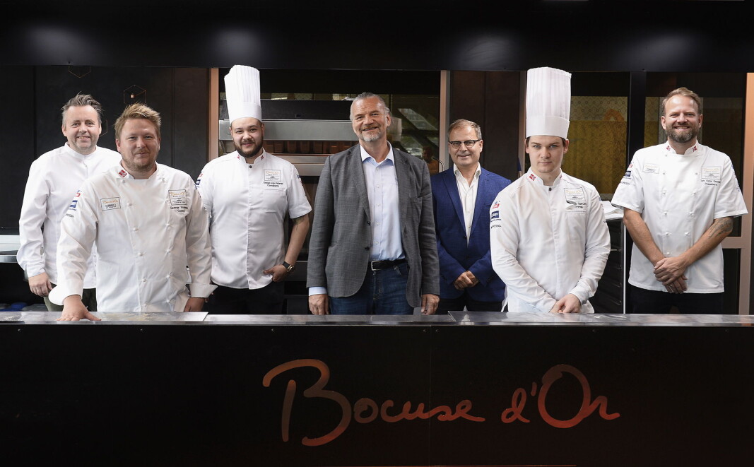 Fra signeringen. Fra venstre Sven Erik Renaa (Bocuse d’Or 2007), Gunnar Hvarnes (coach Team Norway og Bocuse d’Or 2011), Christian André Pettersen (kandidat Bocuse d’Or 2020), Bjørn Jakobsen (daglig leder Lerøy Sjømatgruppen), Arne Sørvig (daglig leder Stiftelsen Norsk Gastronomi), Even Strandbråten Sørum (commis Bocuse d’Or 2020) og Tom Victor Gausdal (Bocuse d’Or 2005). (Foto: Jonas Haarr Friestad) Fra signeringen. Fra venstre Sven Erik Renaa (Bocuse d’Or 2007), Gunnar Hvarnes (coach Team Norway og Bocuse d’Or 2011), Christian André Pettersen (kandidat Bocuse d’Or 2020), Bjørn Jakobsen (daglig leder Lerøy Sjømatgruppen), Arne Sørvig (daglig leder Stiftelsen Norsk Gastronomi), Even Strandbråten Sørum (commis Bocuse d’Or 2020) og Tom Victor Gausdal (Bocuse d’Or 2005). (Foto: Jonas Haarr Friestad)