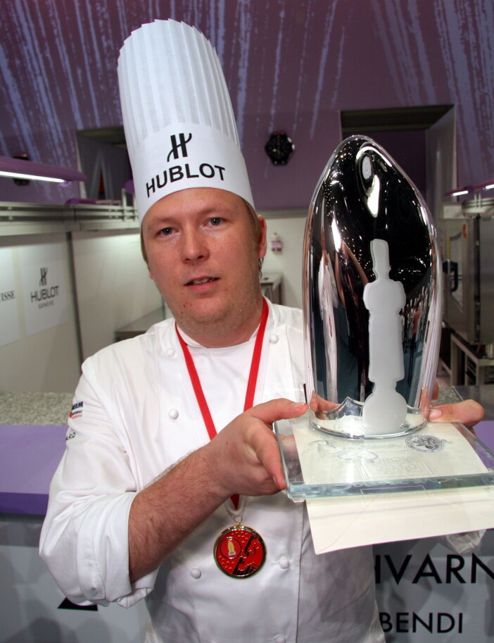 Bronse til Gunnar Hvarnes i 2011. Her med sølvstatuetten fra Bocuse d'Or Europe året før. (Foto: Morten Holt) Bronse til Gunnar Hvarnes i 2011. Her med sølvstatuetten fra Bocuse d'Or Europe året før. (Foto: Morten Holt)