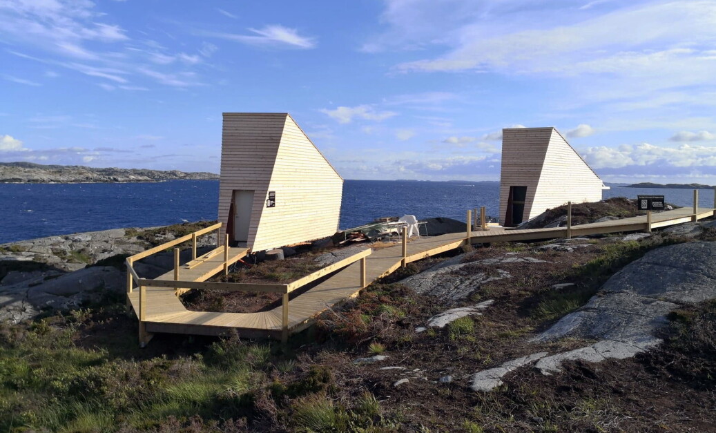 To av de fem nye Flokehyttene ved Ryvarden fyr. (Foto: Holon Arkitektur) To av de fem nye Flokehyttene ved Ryvarden fyr. (Foto: Holon Arkitektur)