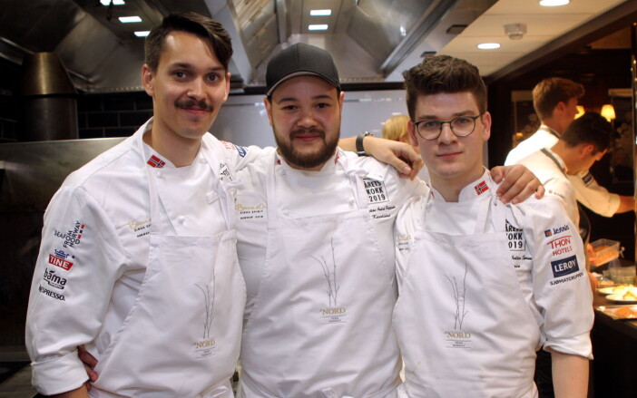 Christian A. Pettersen (midten) sammen med commis Even Strandbråten Sørum (til høyre). Rasmus Johnsen Skoglund (til venstre) var coach da duoen vant Årets kokk 2019, og sikret seg deltakelse i Bocuse d'Or 2020 og 2021. Johnsen Skoglund har også vært med i oppkjøringen mot konkurransen i Tallinn, men kunne ikke være med til Estland denne uka. (Foto: Morten Holt) Christian A. Pettersen (midten) sammen med commis Even Strandbråten Sørum (til høyre). Rasmus Johnsen Skoglund (til venstre) var coach da duoen vant Årets kokk 2019, og sikret seg deltakelse i Bocuse d'Or 2020 og 2021. Johnsen Skoglund har også vært med i oppkjøringen mot konkurransen i Tallinn, men kunne ikke være med til Estland denne uka. (Foto: Morten Holt)