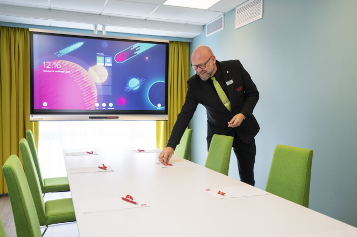 Kurs- og konferansevirksomheten på hotellet er godt i gang igjen. Her er K/K-ansvarlig Jan Henrik («Jannis») Olsen i møtelokalet Norom. (Foto: Thon Hotel Kristiansund) Kurs- og konferansevirksomheten på hotellet er godt i gang igjen. Her er K/K-ansvarlig Jan Henrik («Jannis») Olsen i møtelokalet Norom. (Foto: Thon Hotel Kristiansund)