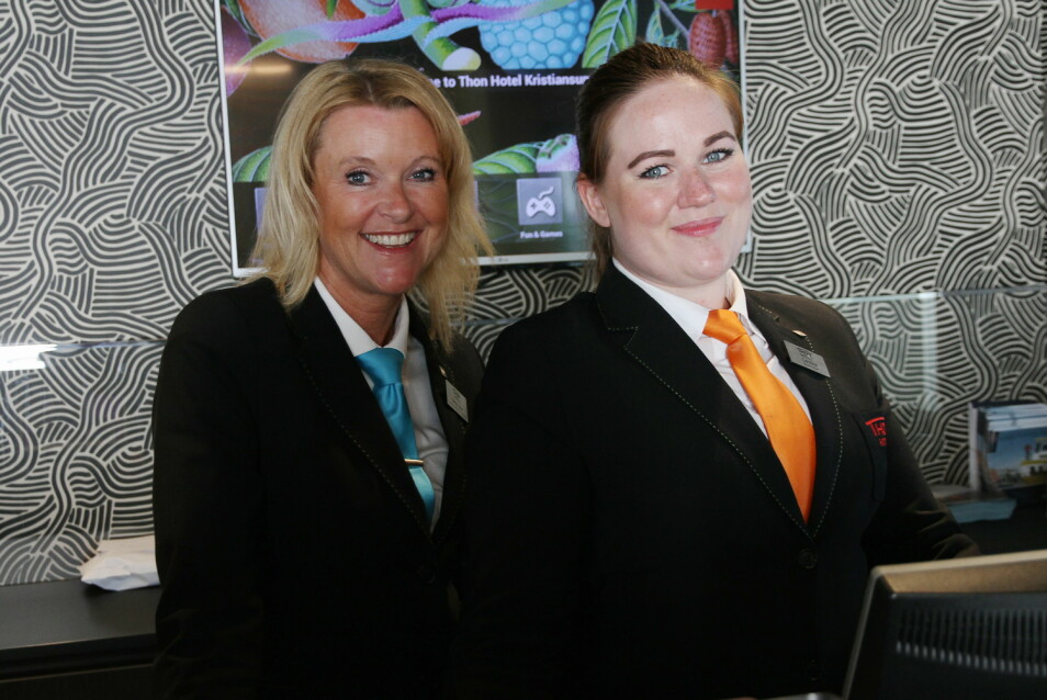 Hotelldirektør Britta Joø sammen med bookingansvarlig Caroline Gundersen. (Foto: Morten Holt)