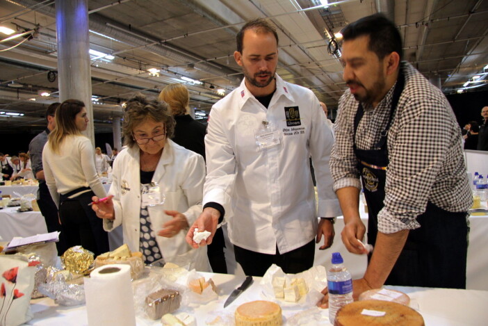Bocuse d'Or-vinner fra 2015, Ørjan Johannessen, er sentral i juryen for Årets Matgledebedrift. Her i aksjon som jurymedlem i oste-VM i Bergen. (Foto: Morten Holt) Bocuse d'Or-vinner fra 2015, Ørjan Johannessen, er sentral i juryen for Årets Matgledebedrift. Her i aksjon som jurymedlem i oste-VM i Bergen. (Foto: Morten Holt)