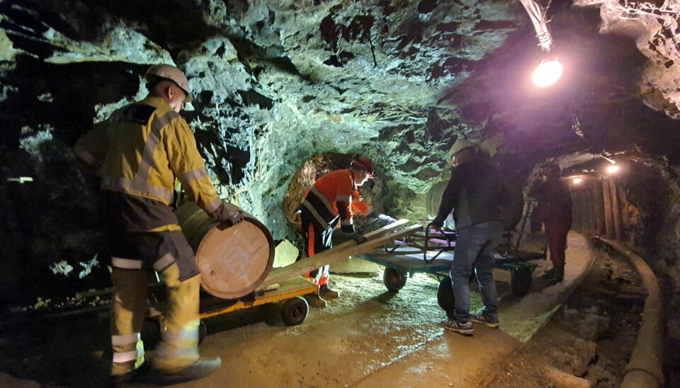 Manuelle operasjoner og tunge løft for å få både fatene inn og ut av gruva. (Foto: Thamsakevitt AS)