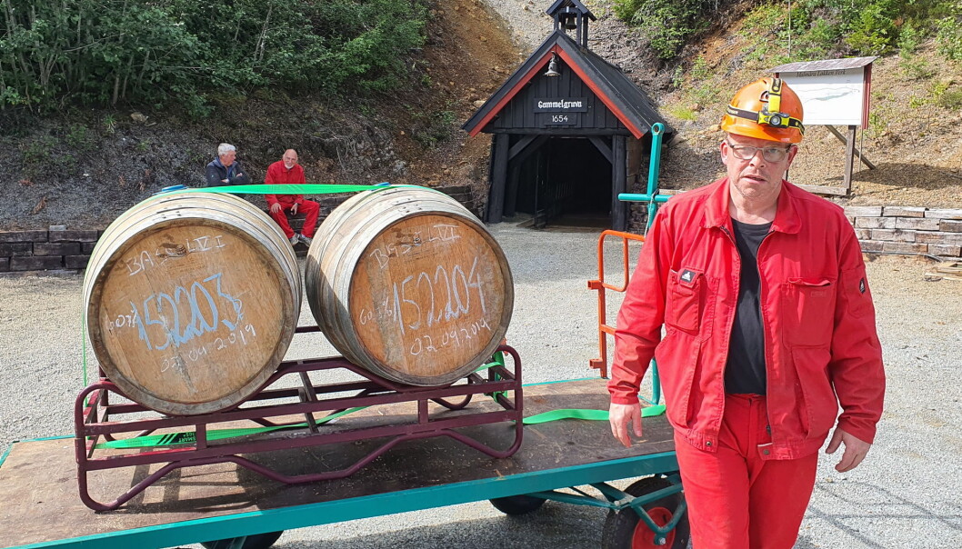 Erik Drugli i Drugli Maskin trakterte både hjullaster og fatene med stødig hånd slik at de trygt kunne sendes videre til Det Norske Brenneri i Grimstad av Br. Rye. (Foto: Thamsakevitt AS) Erik Drugli i Drugli Maskin trakterte både hjullaster og fatene med stødig hånd slik at de trygt kunne sendes videre til Det Norske Brenneri i Grimstad av Br. Rye. (Foto: Thamsakevitt AS)