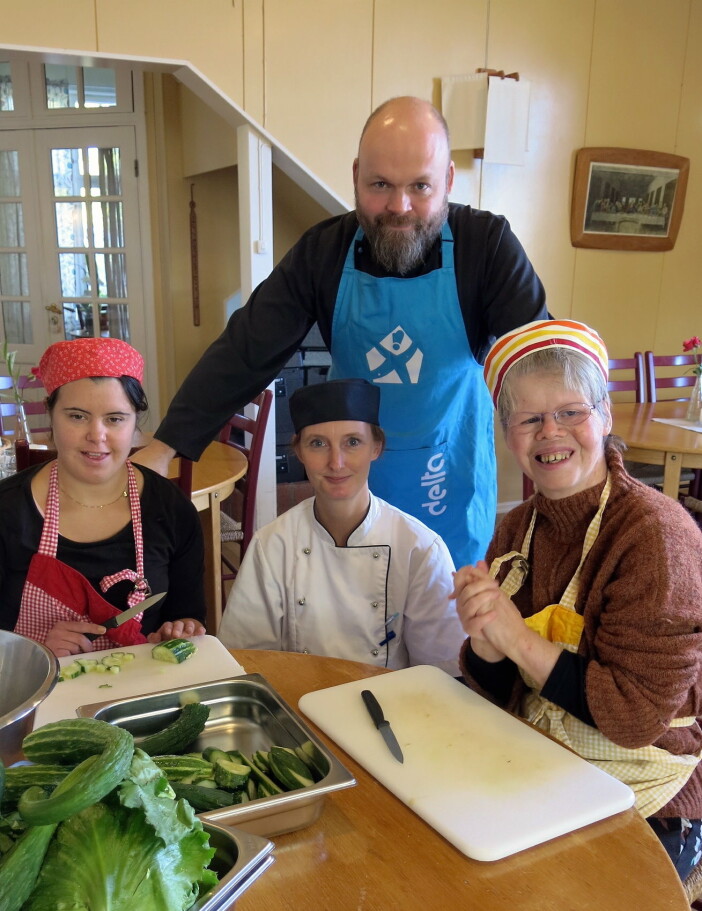 Kokkene Toini O. Bratli og Lars Magnus Jenssen sammen med beboerne Lise og Fathia. (Foto: Elisabeth Strøm) Kokkene Toini O. Bratli og Lars Magnus Jenssen sammen med beboerne Lise og Fathia. (Foto: Elisabeth Strøm)