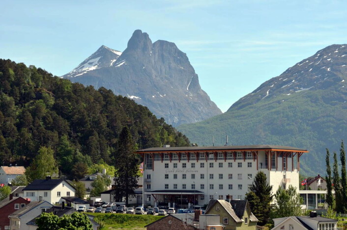 Grand Hotel Bellevue. I bakgrunnen Romsdalshorn. (Foto: Grand Hotel Bellevue) Grand Hotel Bellevue. I bakgrunnen Romsdalshorn. (Foto: Grand Hotel Bellevue)