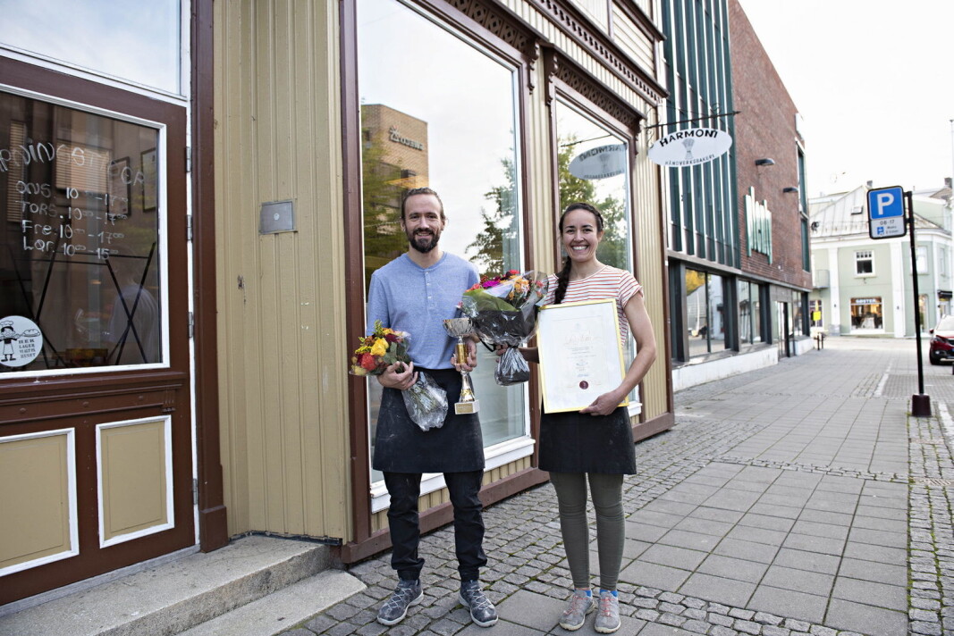 Harmoni Håndverksbakeri i Porsgrunn er kåret til Årets Bakeri 2020. Samboerparet Fredrik Lønne og Steffi Haldorsen er stolte vinnere. (Foto: Jon-Are Berg-Jacobsen, Vest Vind Media) Harmoni Håndverksbakeri i Porsgrunn er kåret til Årets Bakeri 2020. Samboerparet Fredrik Lønne og Steffi Haldorsen er stolte vinnere. (Foto: Jon-Are Berg-Jacobsen, Vest Vind Media)