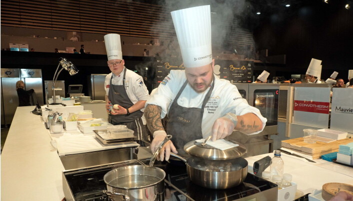 Christian A. Pettersen i aksjon i Bocuse d'Or i Lyon i 2019. (Foto: Georg Mathisen) Christian A. Pettersen i aksjon i Bocuse d'Or i Lyon i 2019. (Foto: Georg Mathisen)