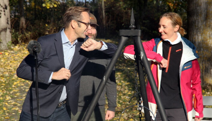 Prisoverrekkelse på koronavis. Juryleder Ivar Villa (fra venstre), kokk Lars Magnus Jenssen og kokk Toini O. Bratli. (Foto: Morten Holt) Prisoverrekkelse på koronavis. Juryleder Ivar Villa (fra venstre), kokk Lars Magnus Jenssen og kokk Toini O. Bratli. (Foto: Morten Holt)