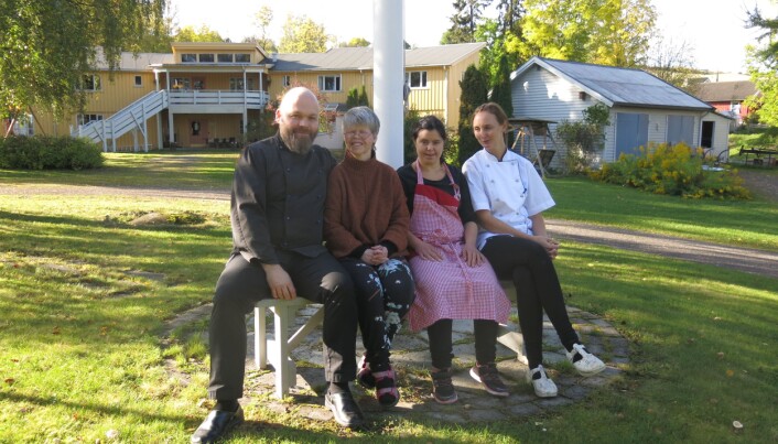 Kokkene Toini O. Bratli og Lars Magnus Jenssen sammen med beboerne Lise og Fathia. (Foto: Elisabeth Strøm) Kokkene Toini O. Bratli og Lars Magnus Jenssen sammen med beboerne Lise og Fathia. (Foto: Elisabeth Strøm)