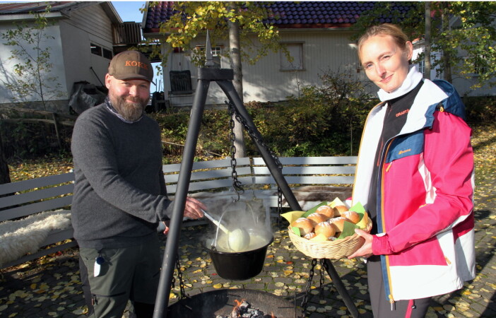 Kokkene Lars Magnus Jenssen og Toni O. Bratli serverte potetsuppe - med lokale og egne råvarer, etter prisseremonien. (Foto: Morten Holt) Kokkene Lars Magnus Jenssen og Toni O. Bratli serverte potetsuppe - med lokale og egne råvarer, etter prisseremonien. (Foto: Morten Holt)